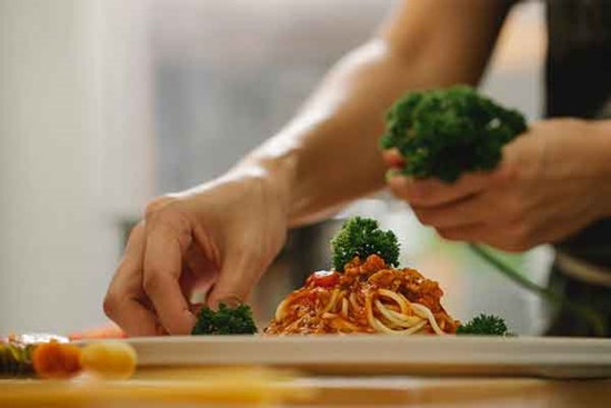 Con dâu ăn chay trường ở cữ, đến bữa cơm mẹ chồng làm điều bất ngờ