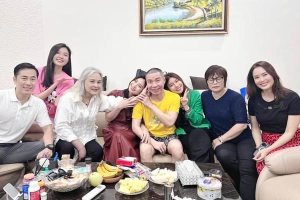 Vợ NSND Công Lý khoe khoảnh khắc vui vẻ bên hai con riêng của chồng-2