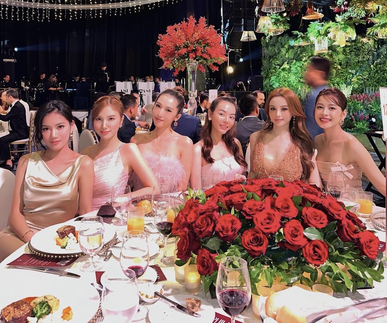 Hà Tăng, Chi Pu và hội chị em hot girl lộ ảnh nét căng, Phillip Nguyễn và Linh Rin có chia sẻ đầu tiên sau hôn lễ hào môn-2