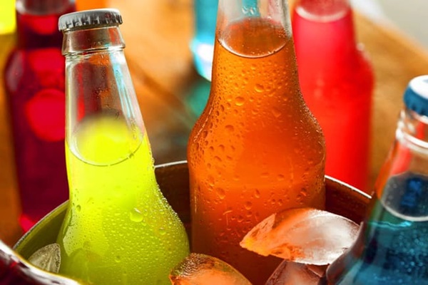 Sự thật về thói quen uống nước tăng lực để bù nước vào mùa hè-3