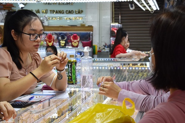 Giá vàng hôm nay 25-3: Rơi thẳng đứng-1