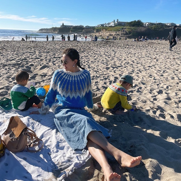 Bà mẹ 2 con có phong cách thời trang đầy trẻ trung, rạng rỡ-1