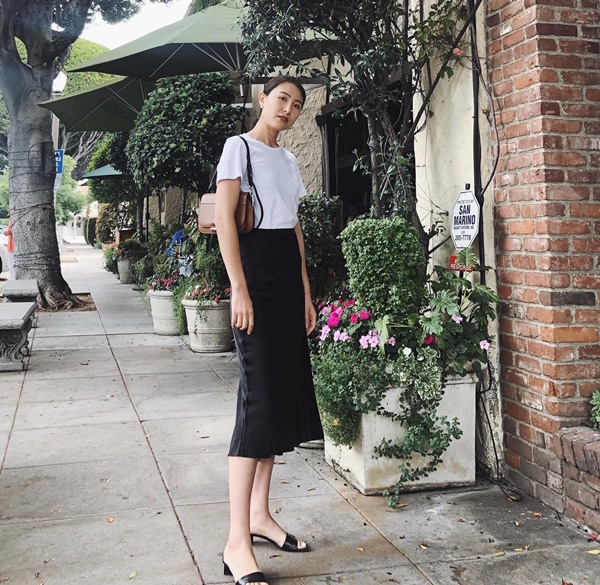 Bà mẹ 2 con có phong cách thời trang đầy trẻ trung, rạng rỡ-3