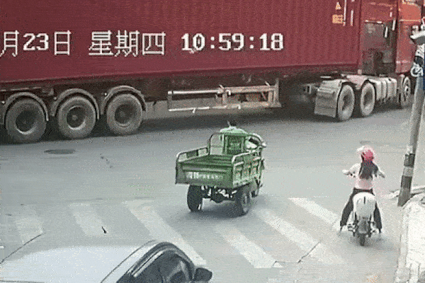 Thùng container trên xe đầu kéo rơi xuống đường suýt đè trúng người đi xe máy