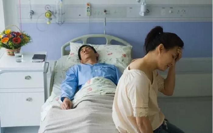 Cái kết đau đớn của người chồng không tin tưởng vợ, giao tiền cho mẹ đẻ giữ-1