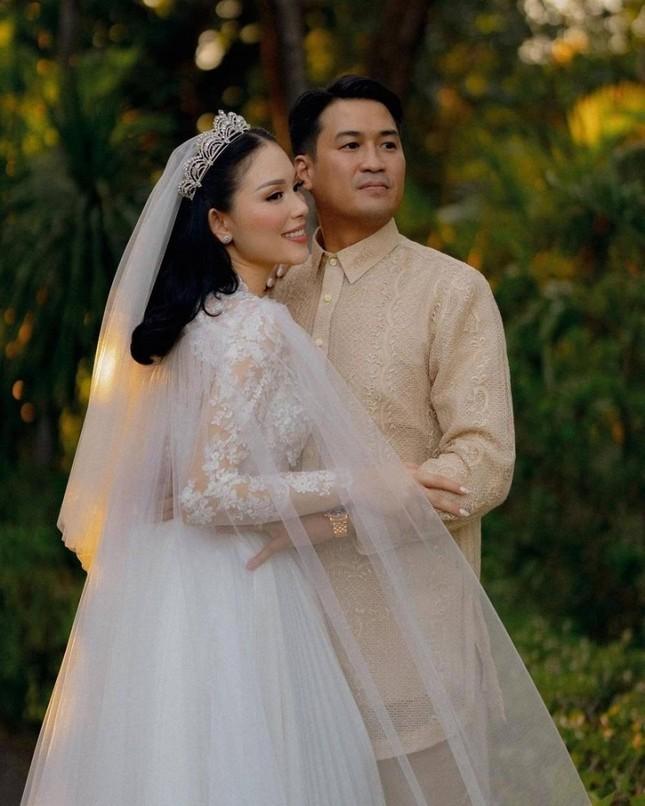 Váy cưới của Hà Tăng và Linh Rin: Kiểu dáng tương đồng, xuất xứ cực khác biệt-1
