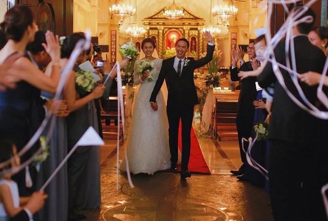 Váy cưới của Hà Tăng và Linh Rin: Kiểu dáng tương đồng, xuất xứ cực khác biệt-6