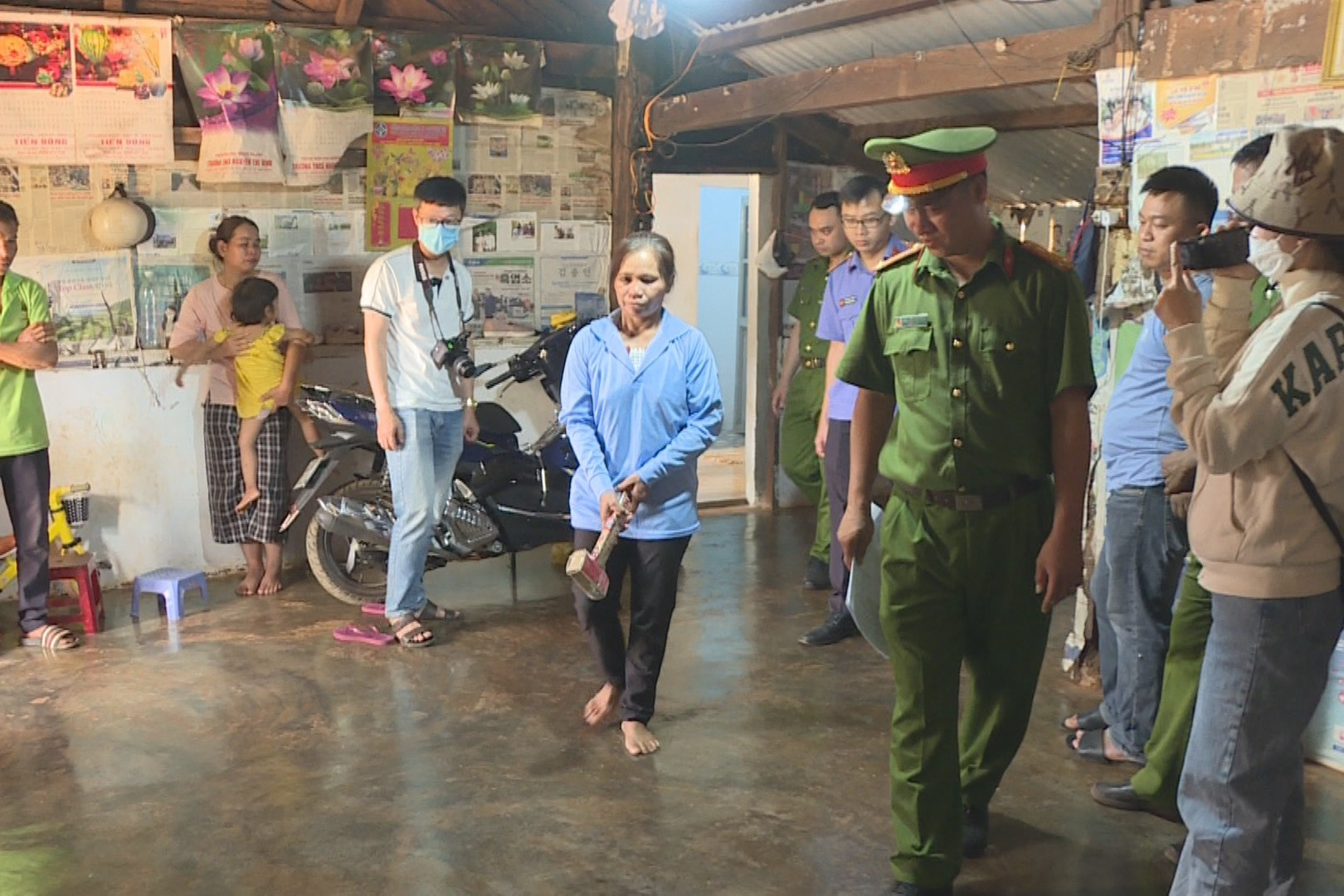 Vụ dùng búa đinh sát hại con trai, người mẹ bật khóc trước khi ra tay-1