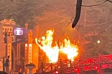 Hà Nội: Cháy bốt bán vé gần cầu Thê Húc, nhiều du khách bỏ chạy