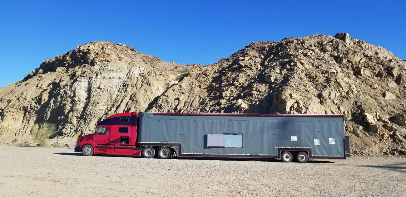 Đôi vợ chồng nghỉ hưu dành 5 năm để biến chiếc xe tải cũ trở thành ngôi nhà di động: Kết quả sau cùng mỹ mãn không ngờ-1