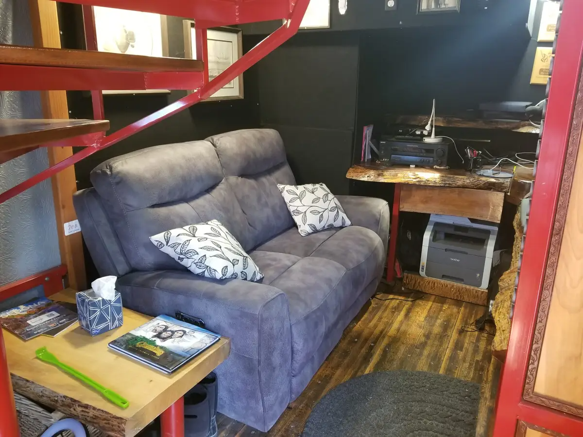 Đôi vợ chồng nghỉ hưu dành 5 năm để biến chiếc xe tải cũ trở thành ngôi nhà di động: Kết quả sau cùng mỹ mãn không ngờ-7