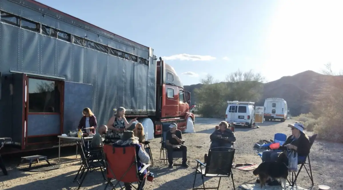 Đôi vợ chồng nghỉ hưu dành 5 năm để biến chiếc xe tải cũ trở thành ngôi nhà di động: Kết quả sau cùng mỹ mãn không ngờ-12