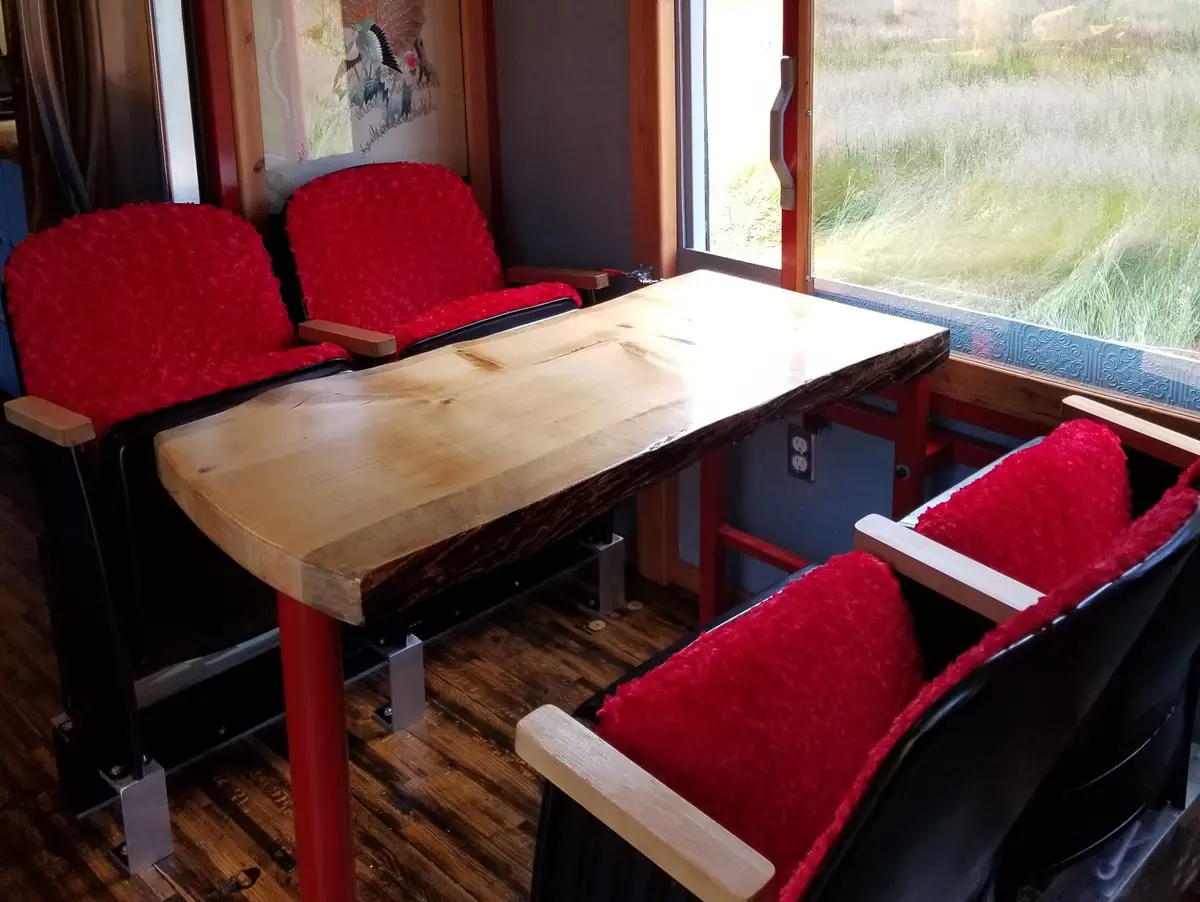 Đôi vợ chồng nghỉ hưu dành 5 năm để biến chiếc xe tải cũ trở thành ngôi nhà di động: Kết quả sau cùng mỹ mãn không ngờ-9