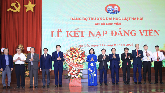 Trường Đại học Luật Hà Nội kết nạp Đảng viên mới cho 114 quần chúng ưu tú-3