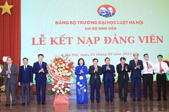 Trường Đại học Luật Hà Nội kết nạp Đảng viên mới cho 114 quần chúng ưu tú