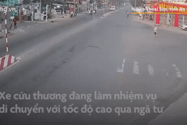 Clip: Cố trèo qua rào chắn, người phụ nữ gặp tai nạn oái oăm-1