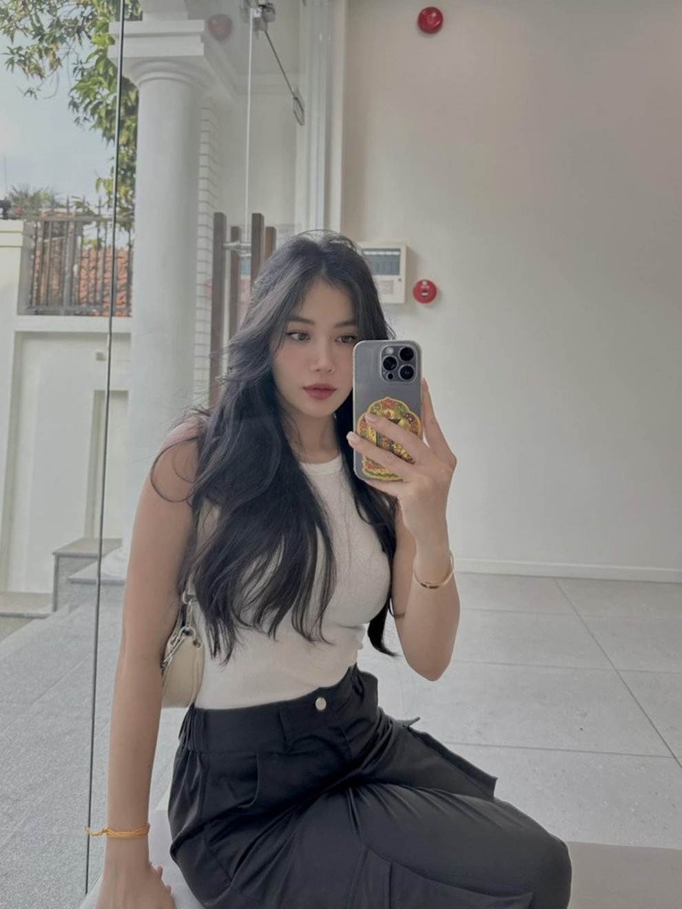 Nàng dâu phụ hoàn hảo nhất mọi đám cưới, đẹp như nữ thần nói thành thạo 4 ngoại ngữ-5