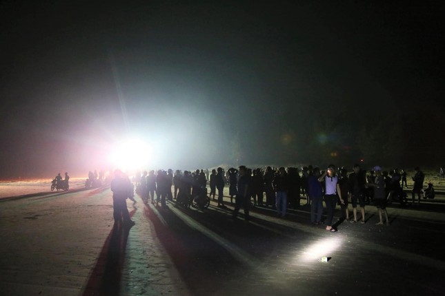 Hàng trăm người xuyên đêm tìm kiếm học sinh mất tích trên biển-4