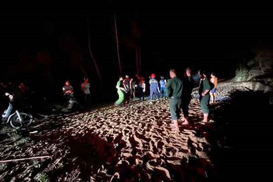 Hàng trăm người xuyên đêm tìm kiếm học sinh mất tích trên biển