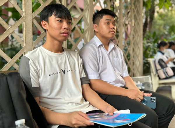 Thi tranh suất đại học sớm: Nữ sinh bật khóc nức nở giữa sân trường-1