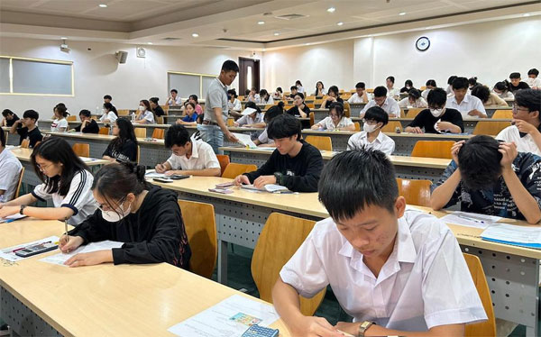 Thi tranh suất đại học sớm: Nữ sinh bật khóc nức nở giữa sân trường-2