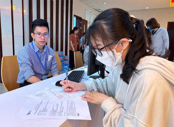 Thi tranh suất đại học sớm: Nữ sinh bật khóc nức nở giữa sân trường-3