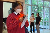 Thi tranh suất đại học sớm: Nữ sinh bật khóc nức nở giữa sân trường