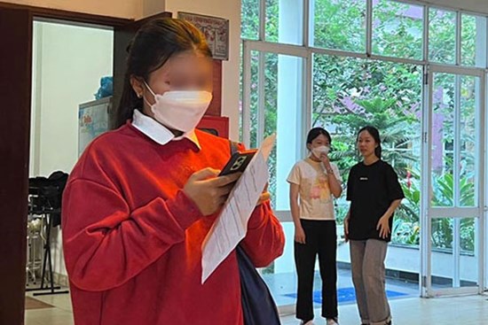 Thi tranh suất đại học sớm: Nữ sinh bật khóc nức nở giữa sân trường