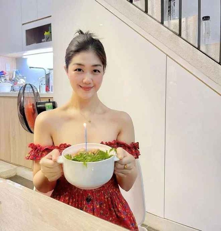 Nữ tiếp viên trưởng của Vietnam Airlines có gia thế hoàng tộc gây bão-11