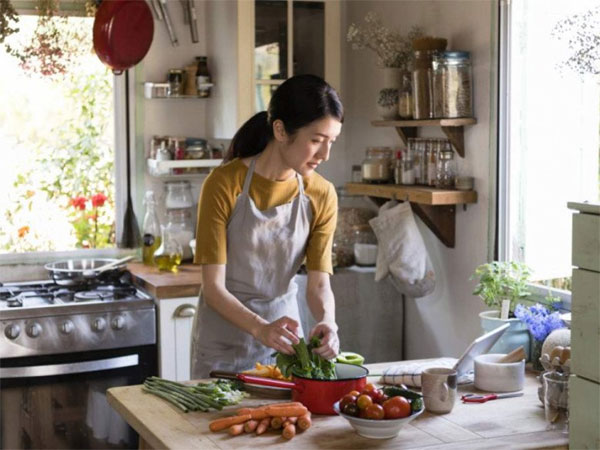 Đi công tác về thấy trong bếp vơi đi nửa túi muối, tôi gọi mẹ chồng đến nhà để đòi lại công bằng-1