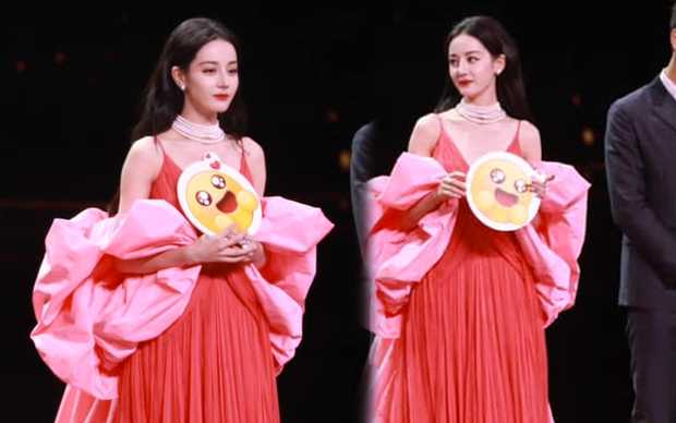Vẻ đẹp của Địch Lệ Nhiệt Ba tại Đêm Hội Weibo 2023 thế nào dưới ống kính cam thường?-5