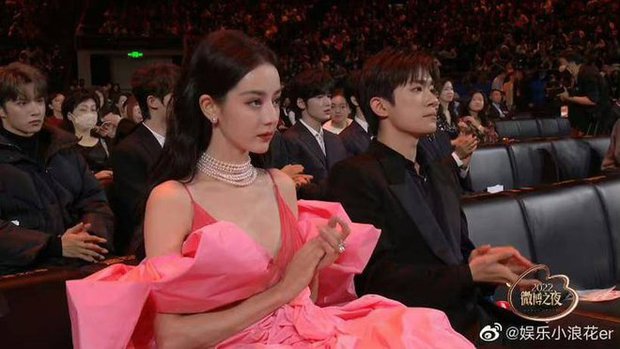 Vẻ đẹp của Địch Lệ Nhiệt Ba tại Đêm Hội Weibo 2023 thế nào dưới ống kính cam thường?-4