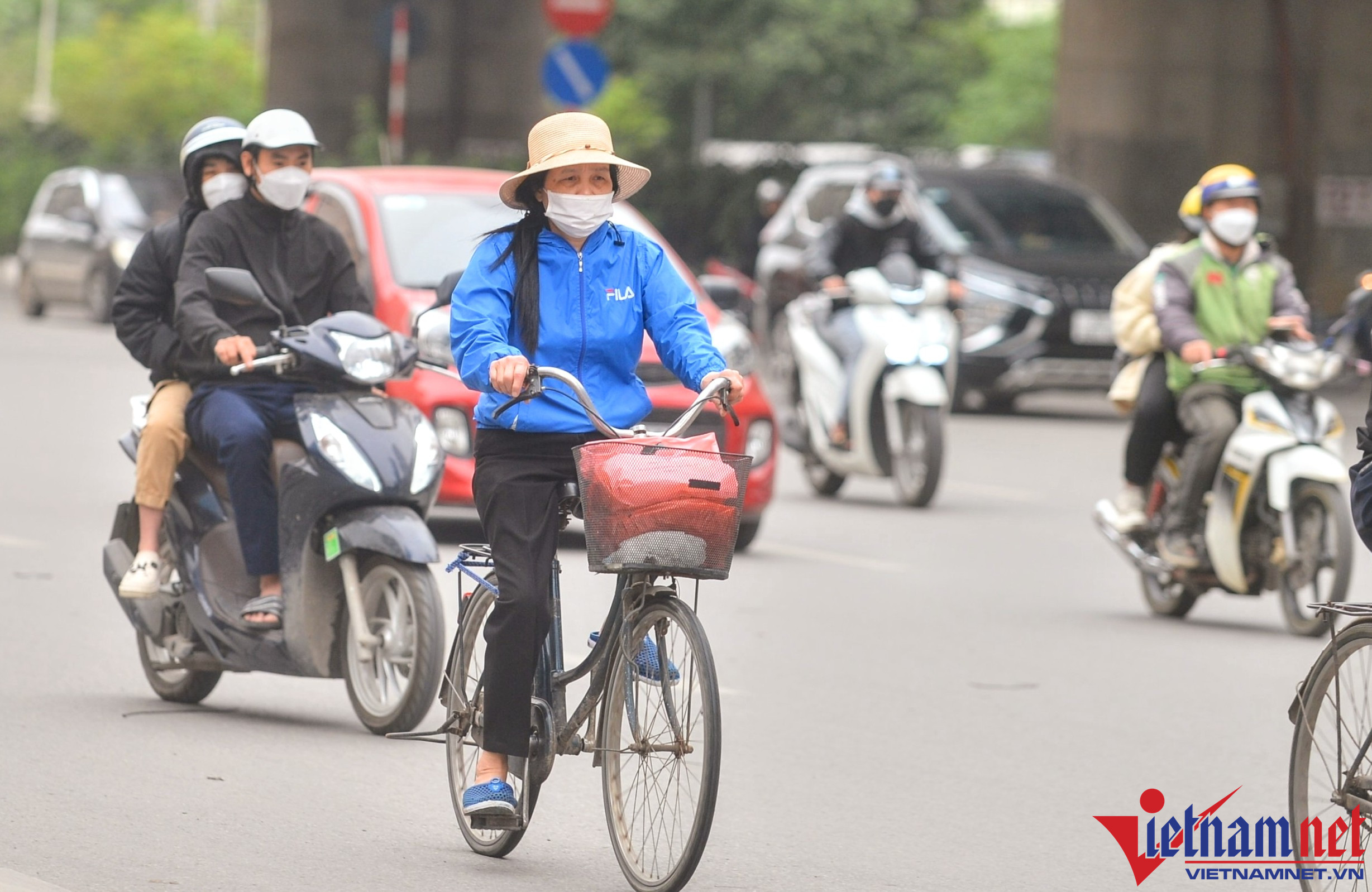 Người dân Hà Nội co ro trong cái lạnh sau những ngày nắng nóng-3