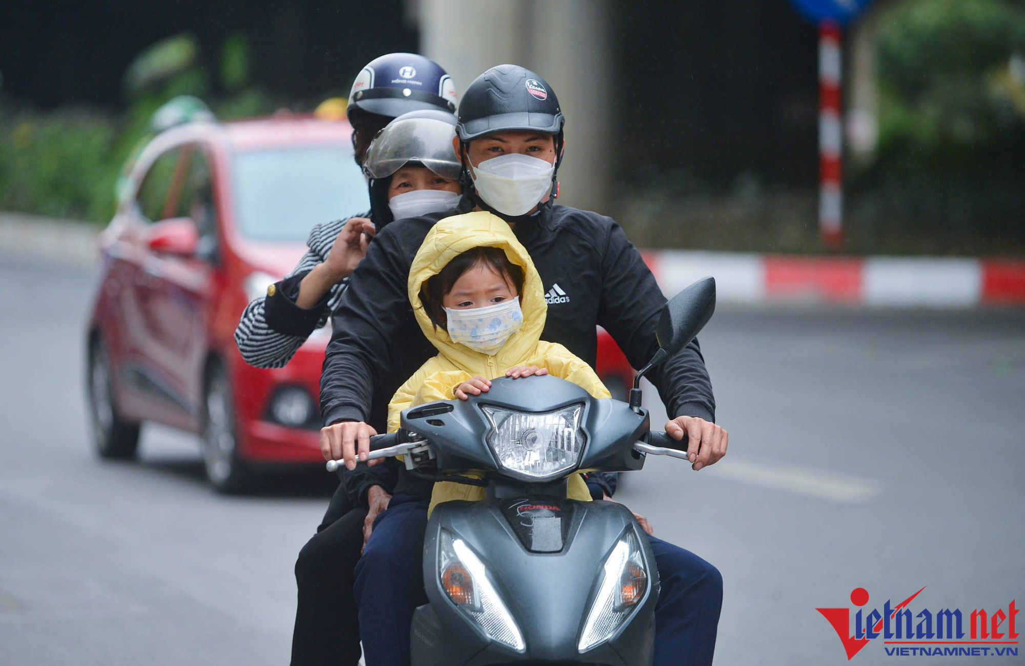 Người dân Hà Nội co ro trong cái lạnh sau những ngày nắng nóng-1