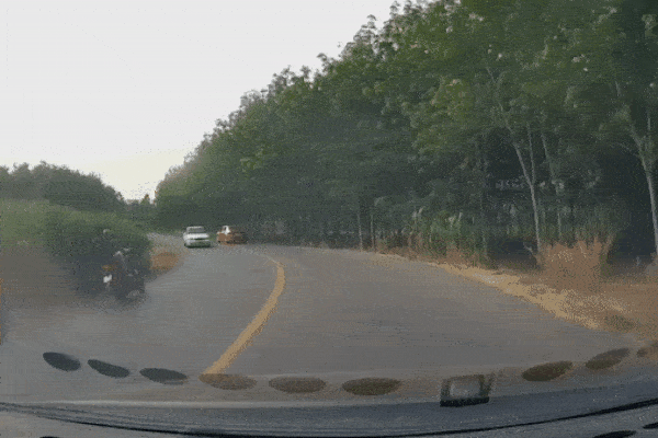 Tài xế xe máy tông trực diện ôtô khi vượt ẩu, lấn làn-1