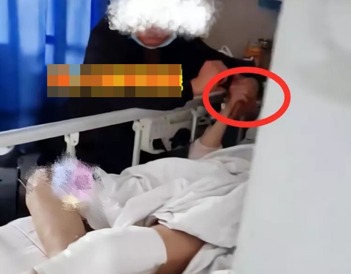 Hay tin vợ nằm viện, chồng vội vàng về thăm rồi chết lặng trước cảnh tượng trên giường bệnh-1