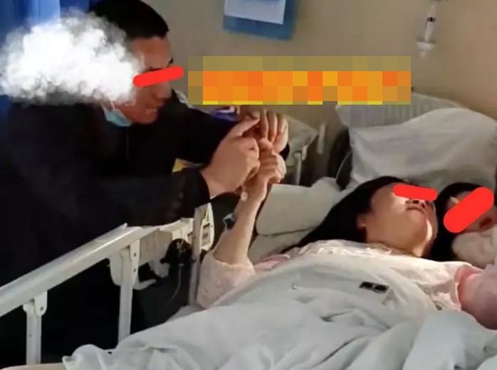 Hay tin vợ nằm viện, chồng vội vàng về thăm rồi chết lặng trước cảnh tượng trên giường bệnh-3