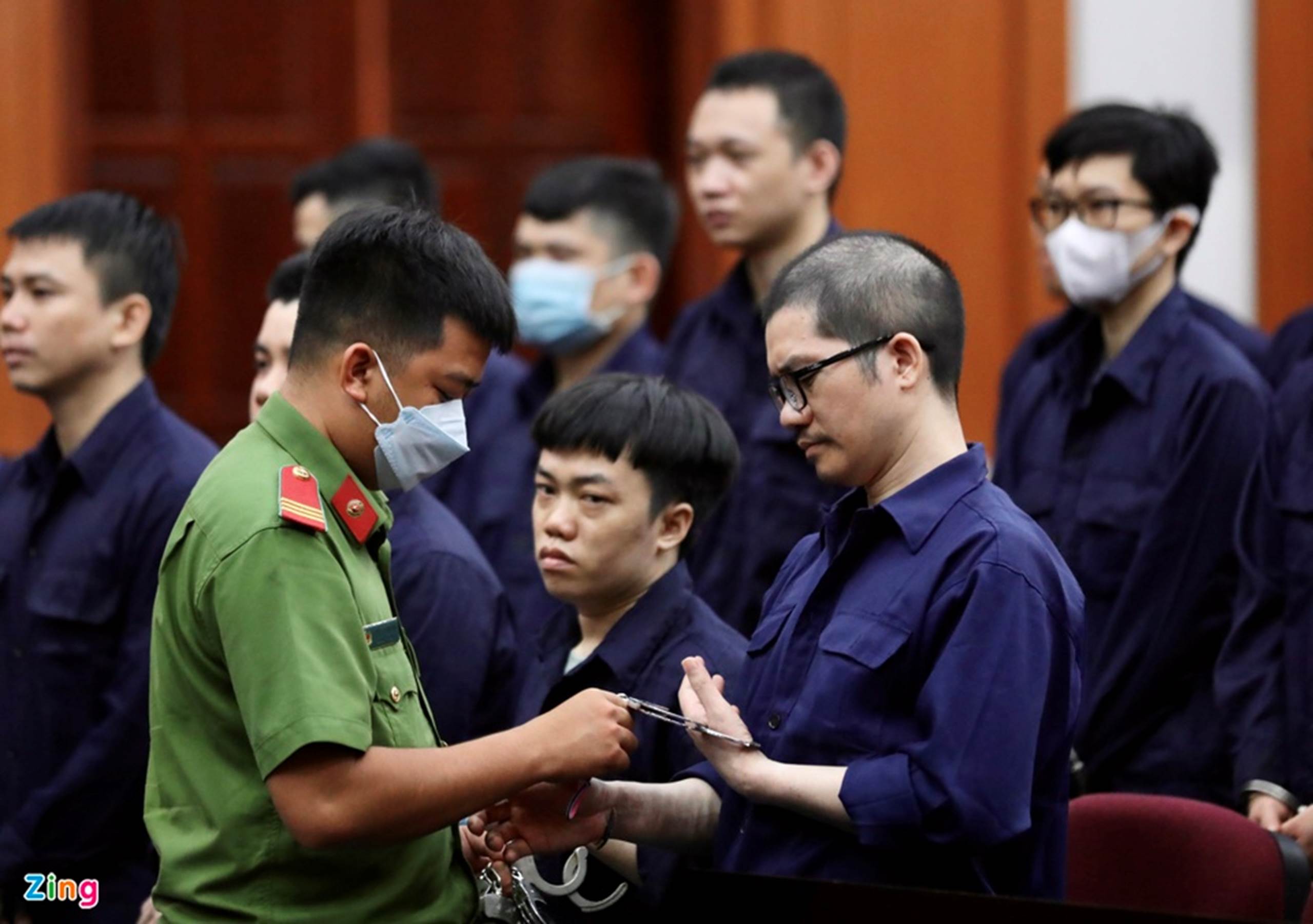 Cựu chủ tịch Alibaba Nguyễn Thái Luyện bị áp giải đến tòa-2