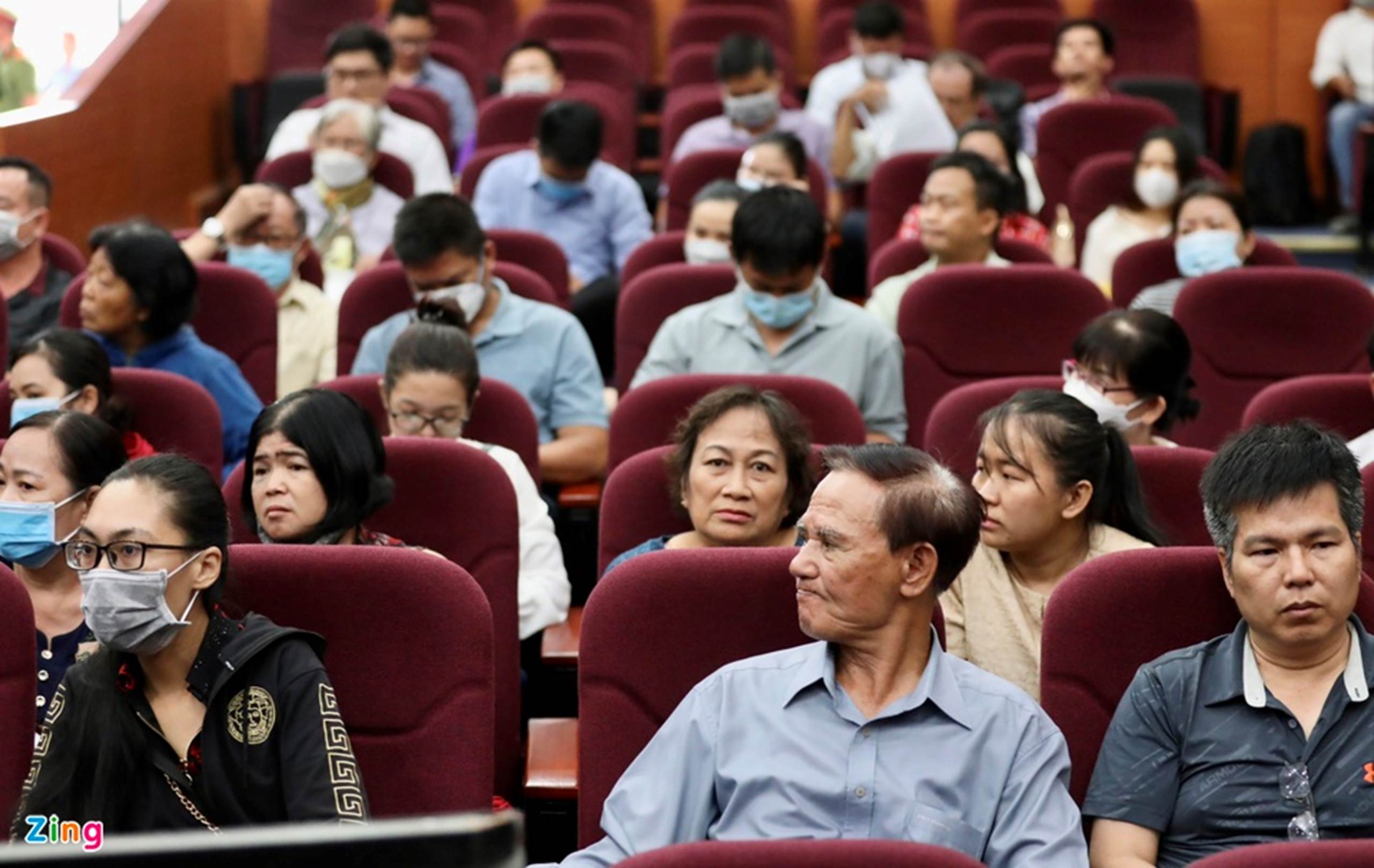 Cựu chủ tịch Alibaba Nguyễn Thái Luyện bị áp giải đến tòa-7