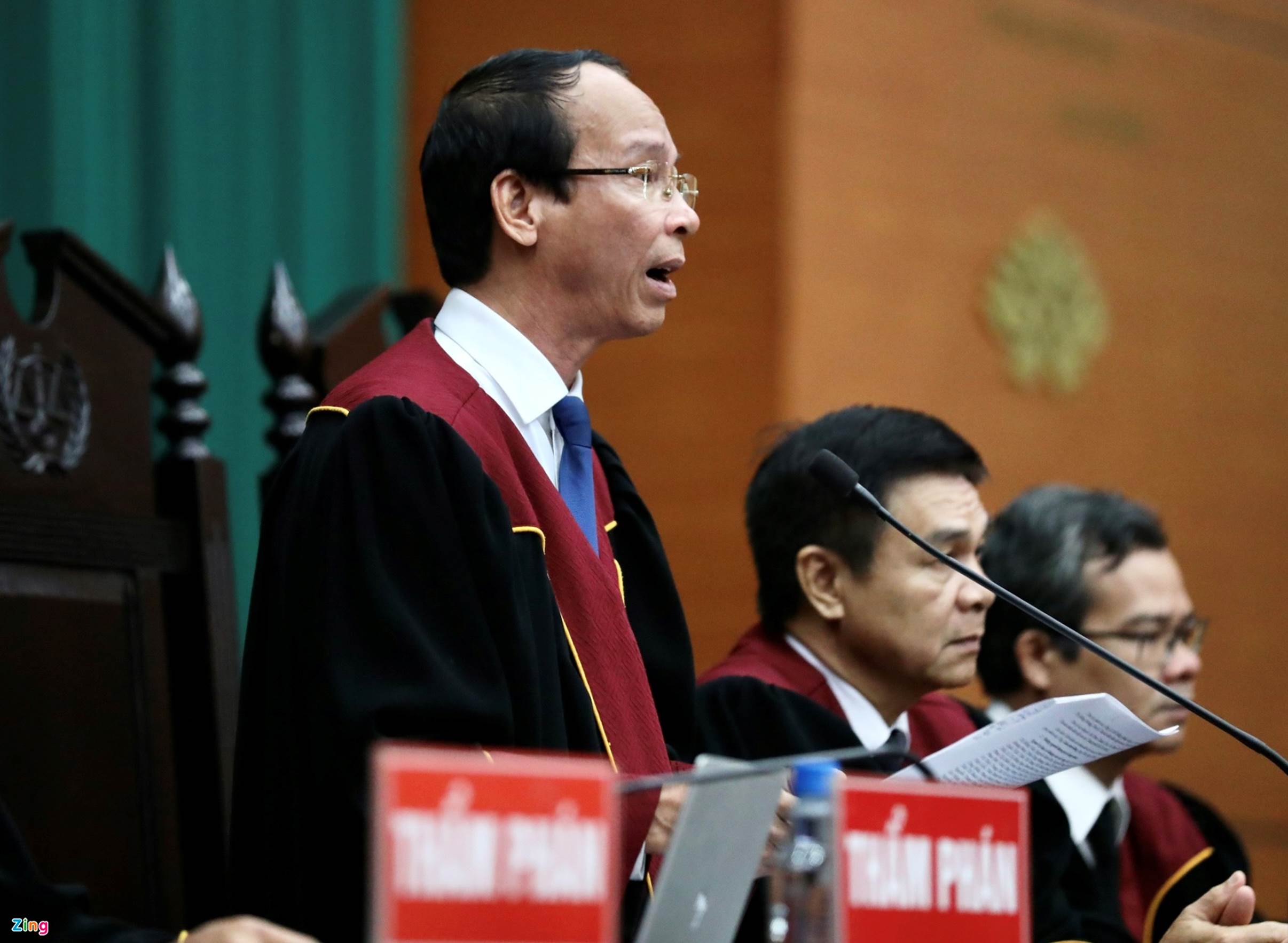 Cựu chủ tịch Alibaba Nguyễn Thái Luyện bị áp giải đến tòa-10