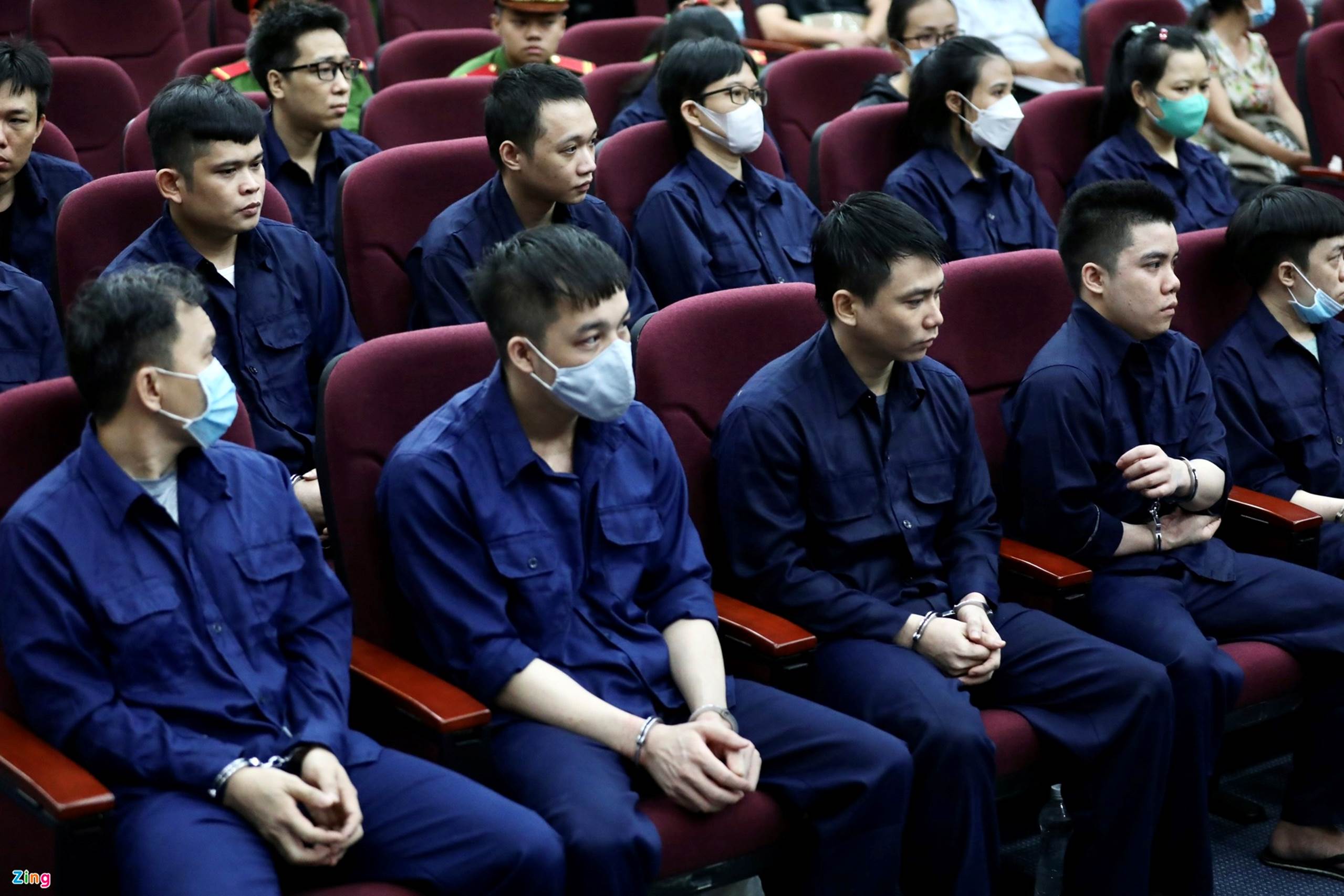 Cựu chủ tịch Alibaba Nguyễn Thái Luyện bị áp giải đến tòa-8