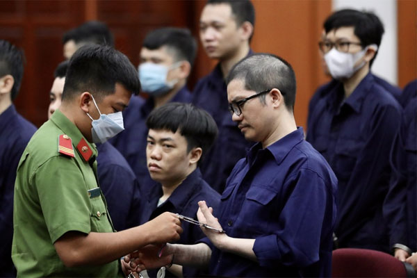 Xuất hiện những vạch kẻ đầy bất ổn trên vỉa hè quanh Hồ Tây-10