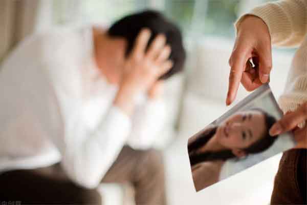 Trong ngày thông gia đến bàn chuyện, chồng nói một câu khiến tôi đỏ mặt xấu hổ-1