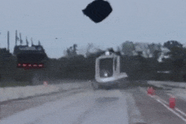 Clip: Xe đua đang chạy bị nhấc bổng lên không như phim hành động