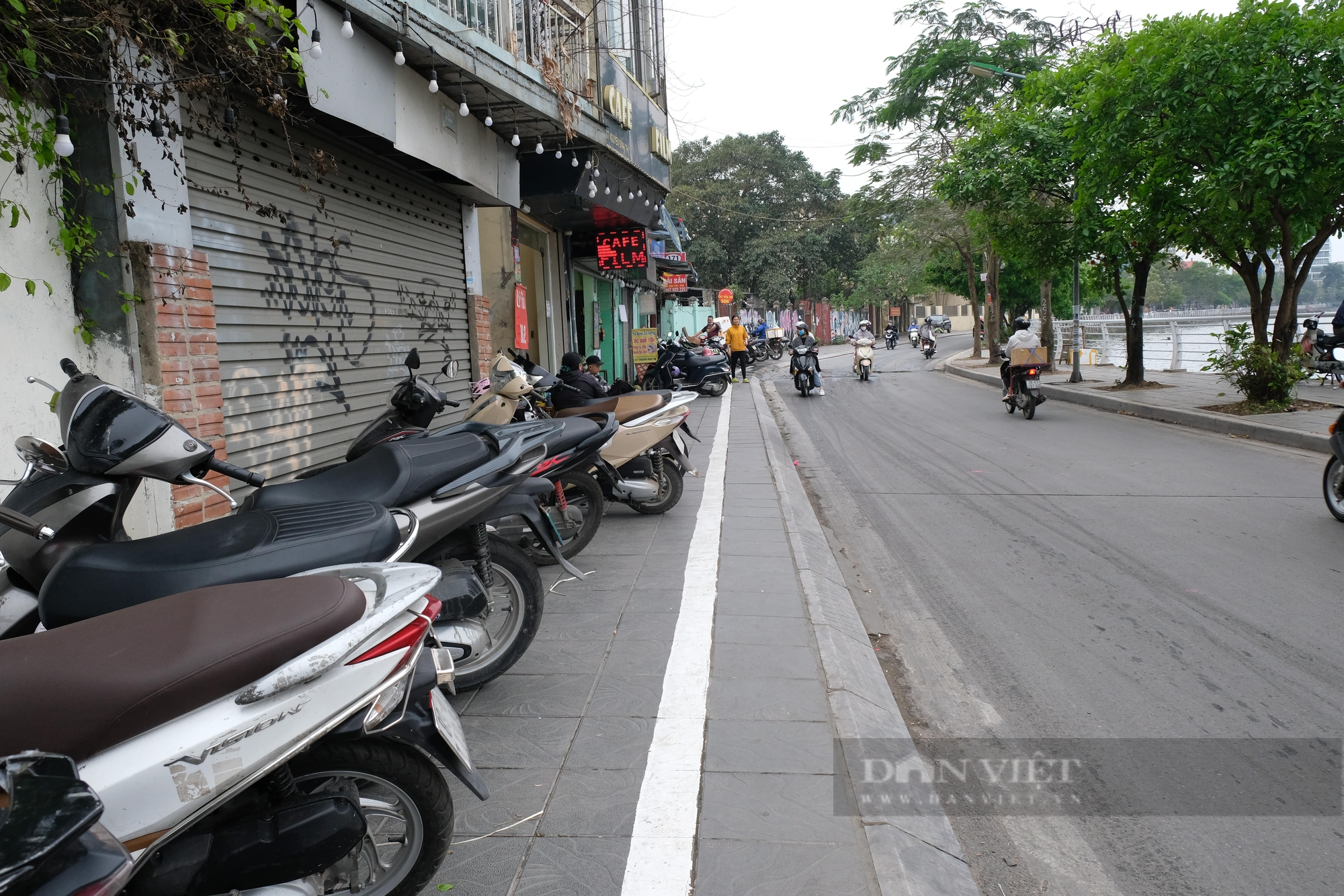 Xuất hiện những vạch kẻ đầy bất ổn trên vỉa hè quanh Hồ Tây-1