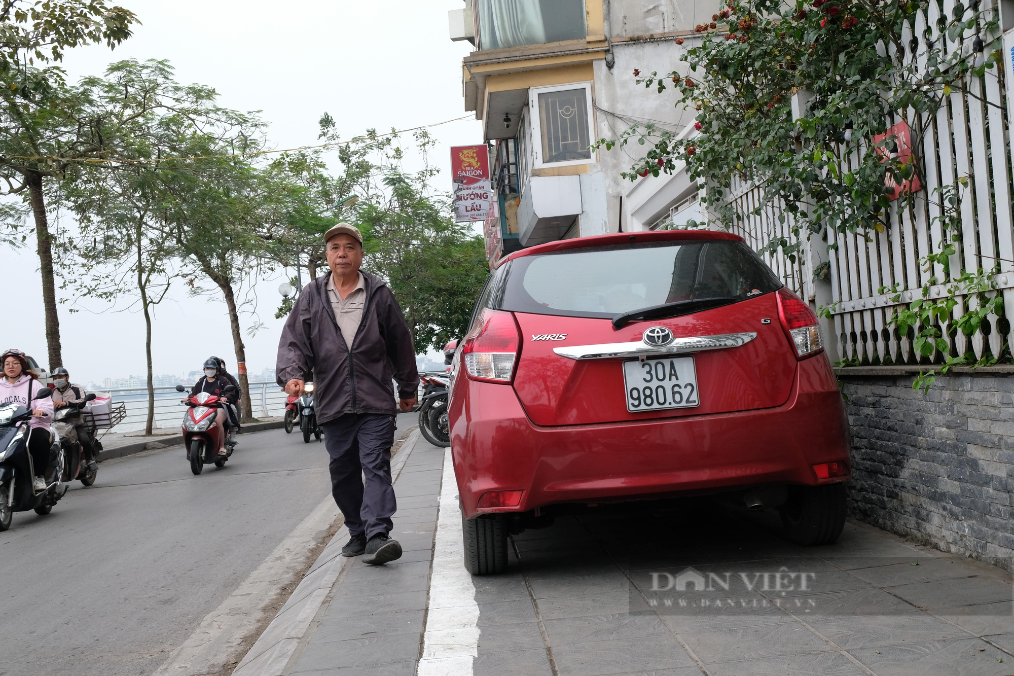 Xuất hiện những vạch kẻ đầy bất ổn trên vỉa hè quanh Hồ Tây-3