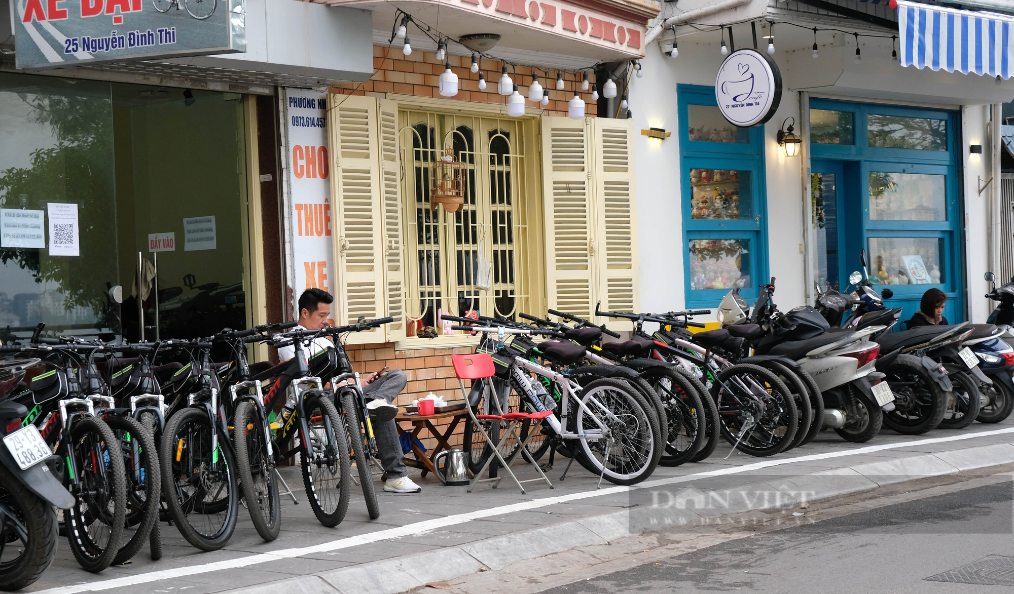 Xuất hiện những vạch kẻ đầy bất ổn trên vỉa hè quanh Hồ Tây-4