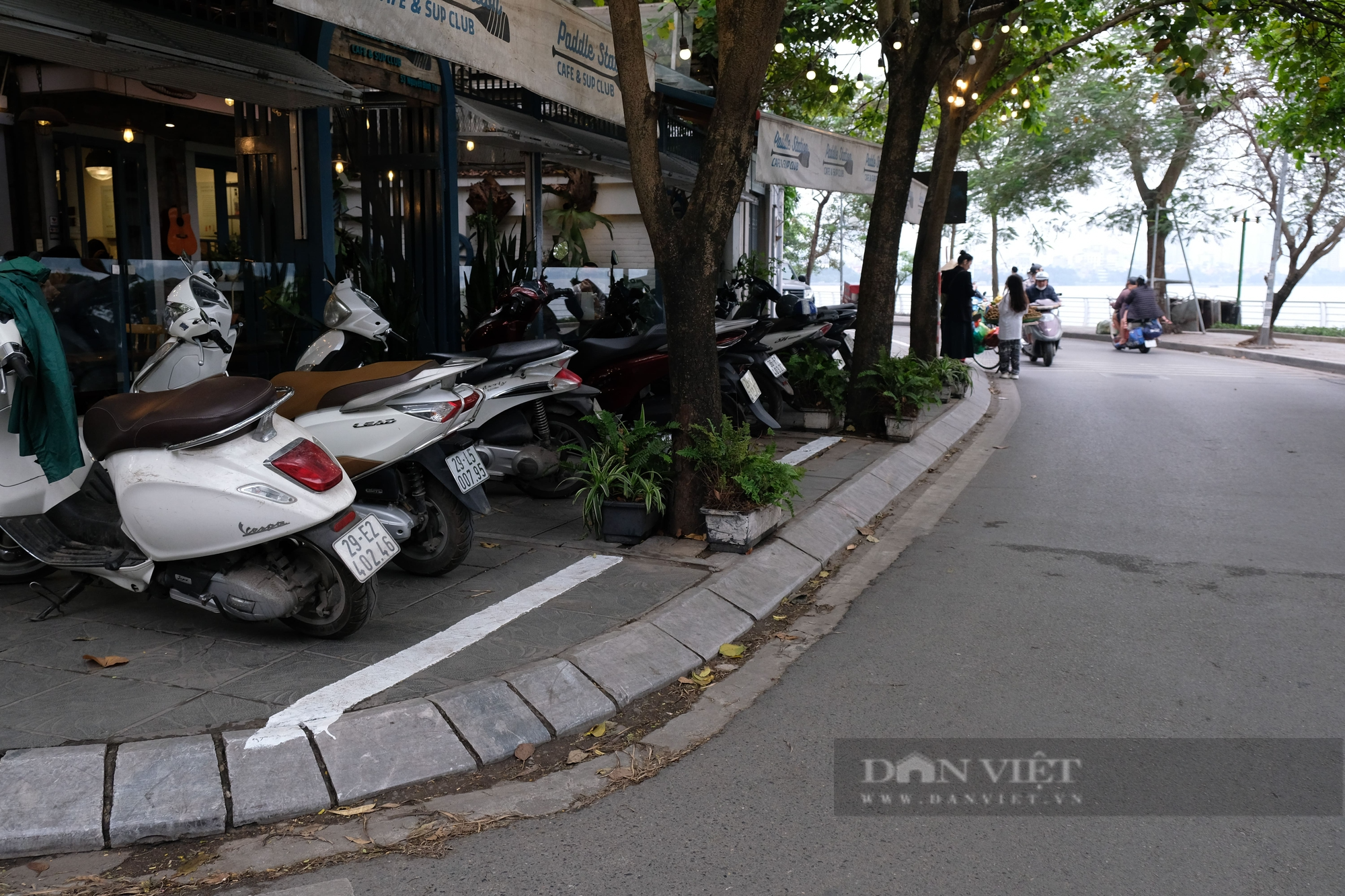 Xuất hiện những vạch kẻ đầy bất ổn trên vỉa hè quanh Hồ Tây-5