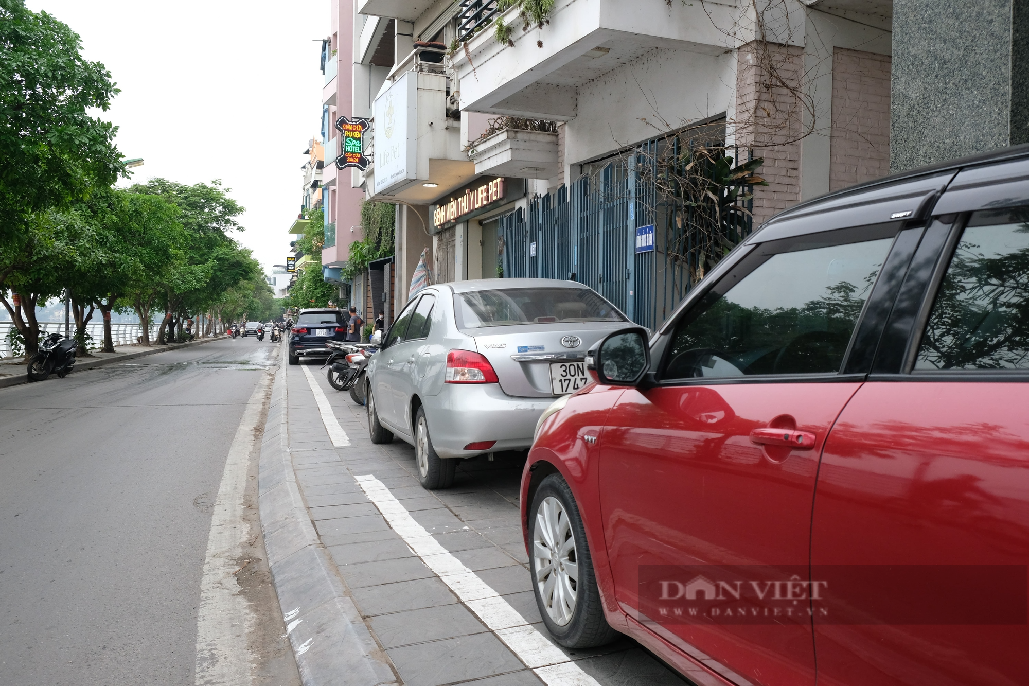 Xuất hiện những vạch kẻ đầy bất ổn trên vỉa hè quanh Hồ Tây-7