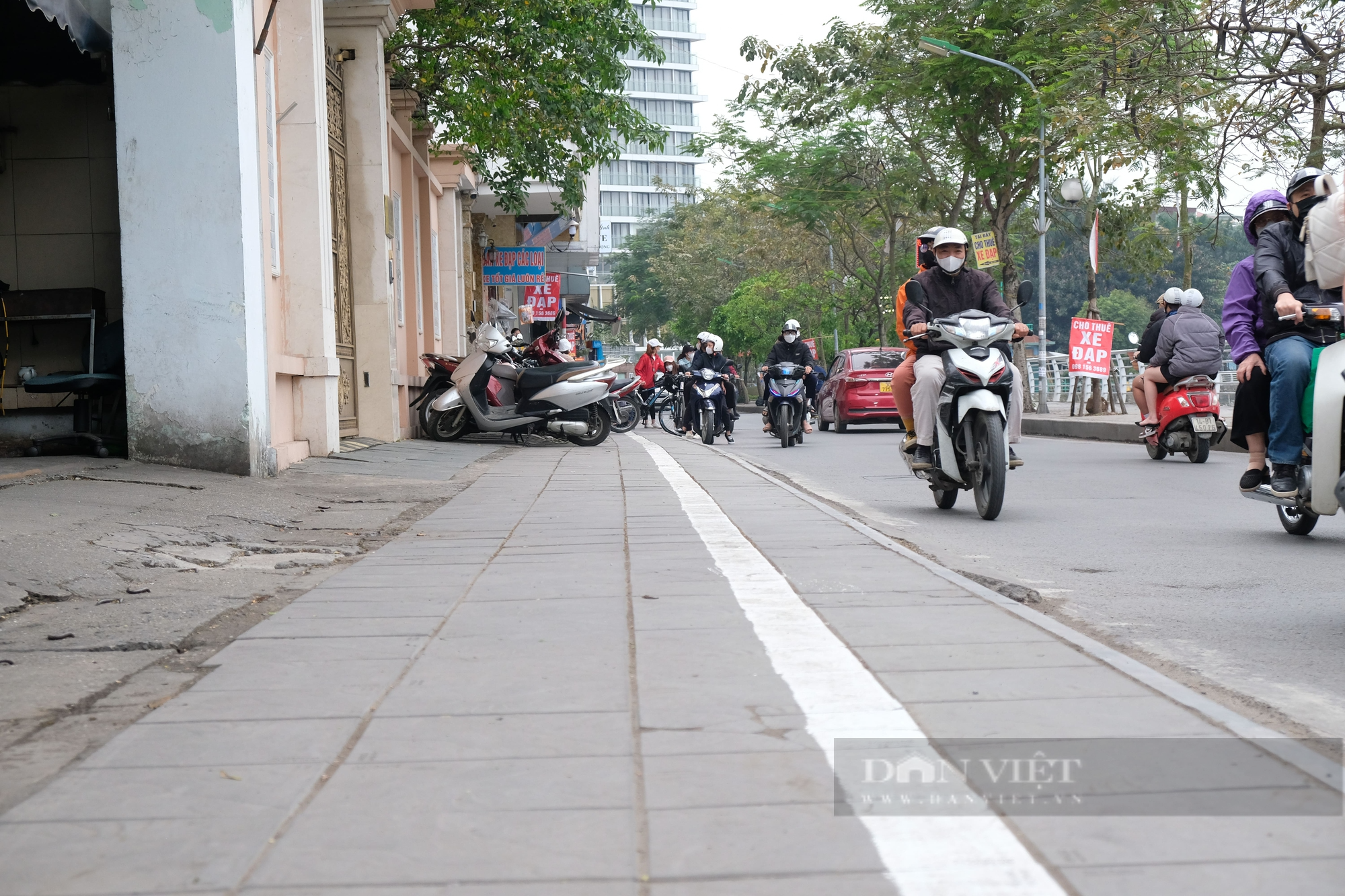 Xuất hiện những vạch kẻ đầy bất ổn trên vỉa hè quanh Hồ Tây-9